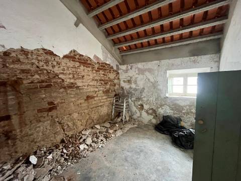 Moradia T1 +1 com kitchenette e Sótão para remodelar – Brotas, Mora