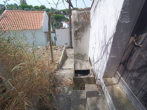 Moradia T1 +1 com kitchenette e Sótão para remodelar – Brotas, Mora