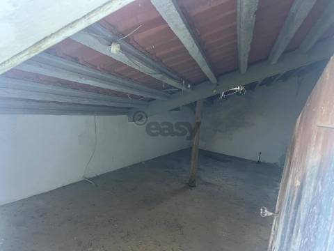 Moradia T1 +1 com kitchenette e Sótão para remodelar – Brotas, Mora