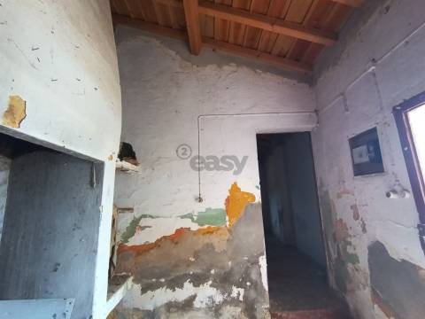 Moradia T2 para Recuperar – Monte da Ervideira de Baixo, Montemor-o-Novo