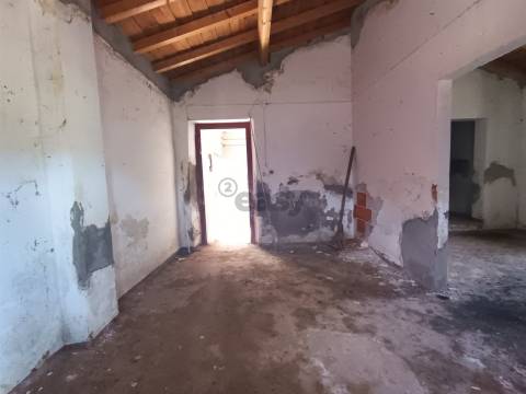 Moradia T2 para Recuperar – Monte da Ervideira de Baixo, Montemor-o-Novo