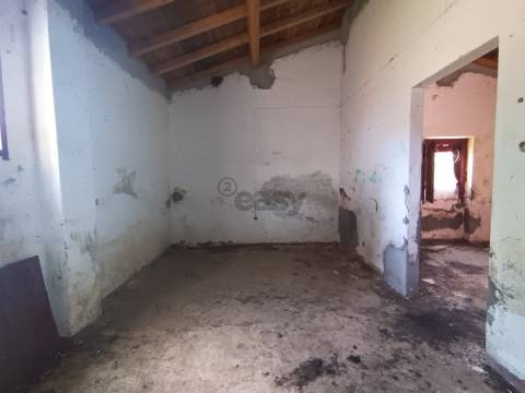 Moradia T2 para Recuperar – Monte da Ervideira de Baixo, Montemor-o-Novo