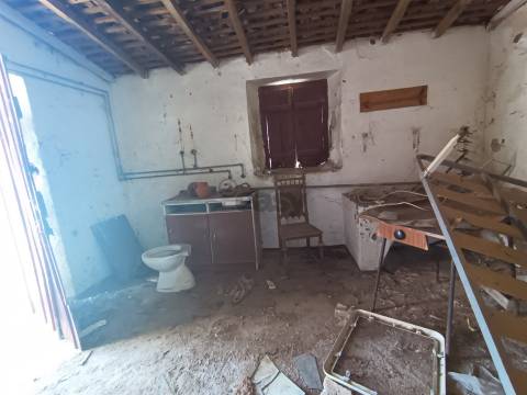 Moradia T2 para Recuperar – Monte da Ervideira de Baixo, Montemor-o-Novo