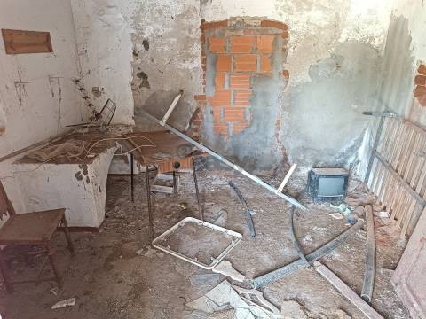 Moradia T2 para Recuperar – Monte da Ervideira de Baixo, Montemor-o-Novo