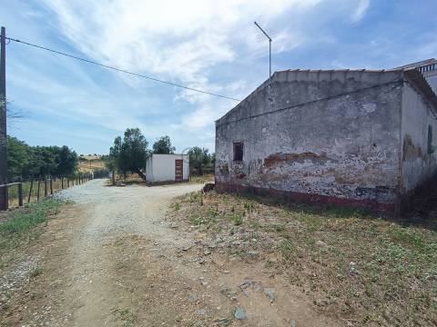 Moradia T2 para Recuperar – Monte da Ervideira de Baixo, Montemor-o-Novo