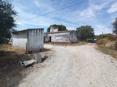 Moradia T2 para Recuperar – Monte da Ervideira de Baixo, Montemor-o-Novo