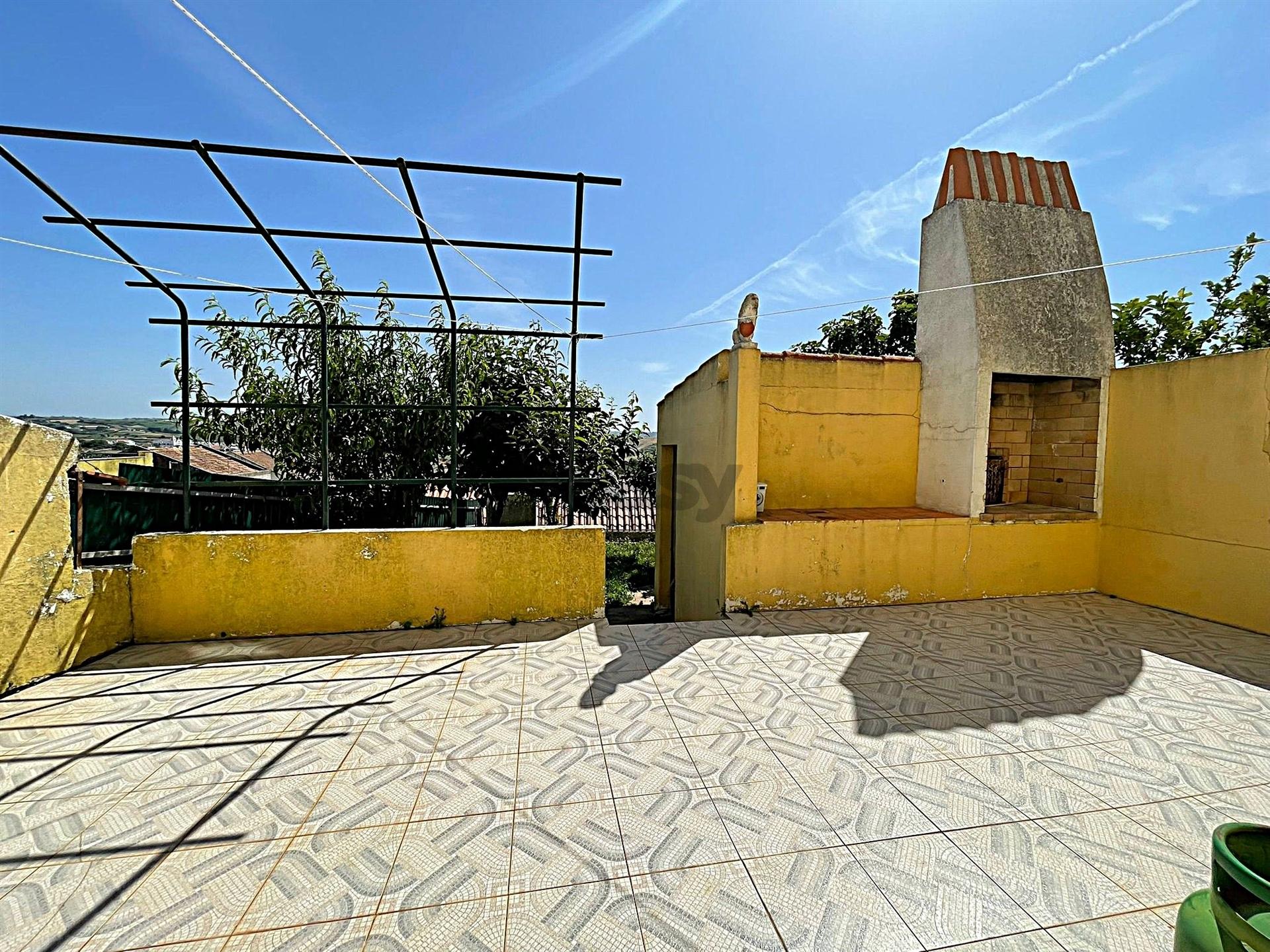 Moradia T2 com três pisos, espaço exterior e vista deslumbrante