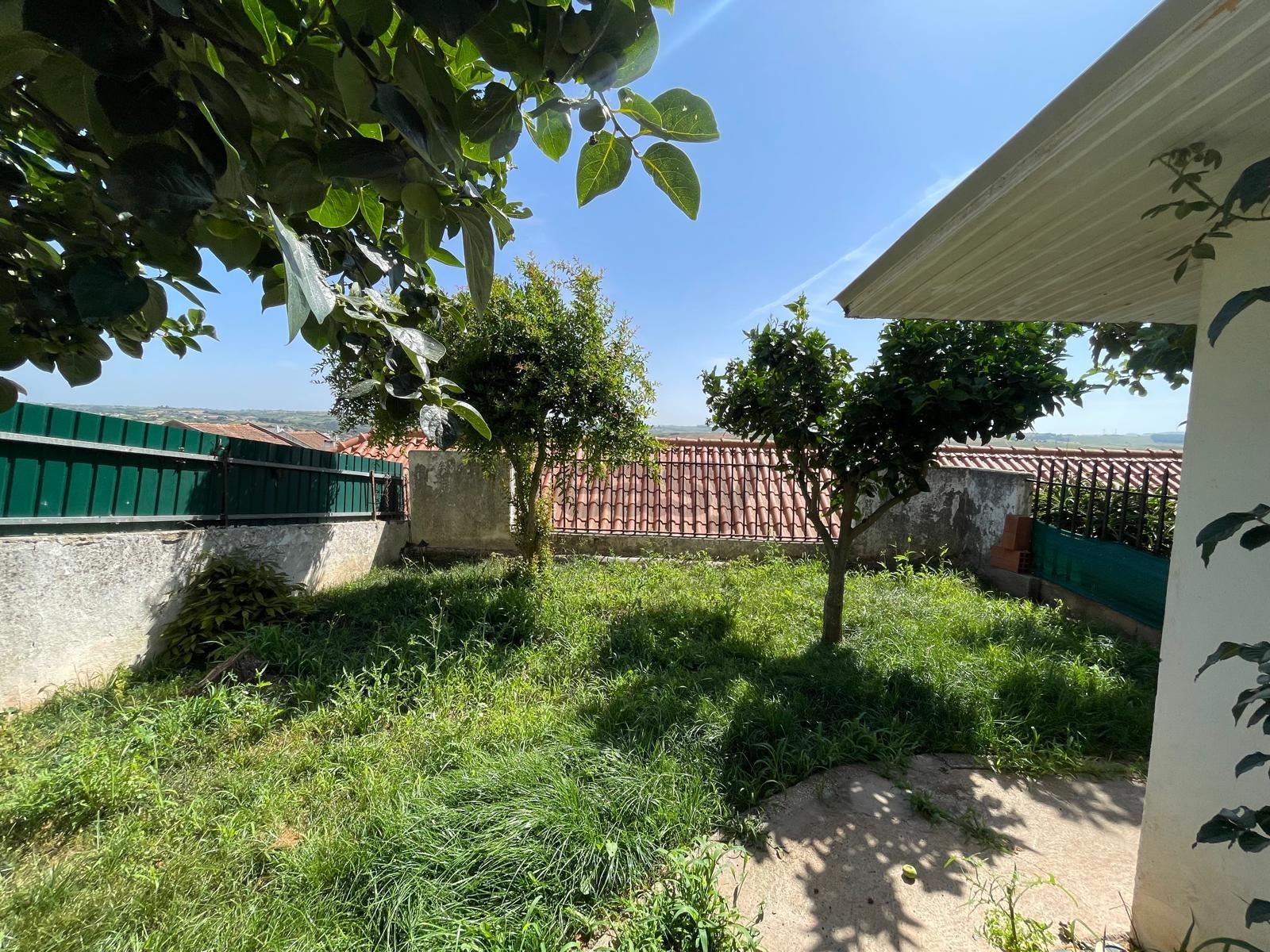 Moradia T2 com três pisos, espaço exterior e vista deslumbrante