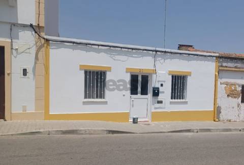 Moradia T2 remodelada com Jardim + Anexo + Tanque, São Domingos, Santiago do Cacém