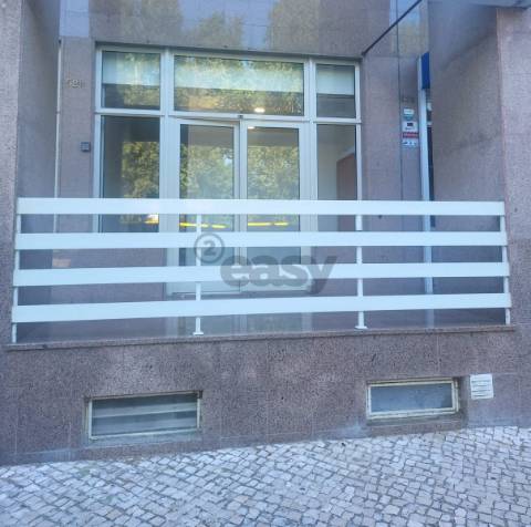 Loja transformada em Apartamento T1 em Belas