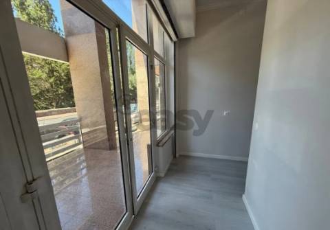 Loja transformada em Apartamento T1 em Belas