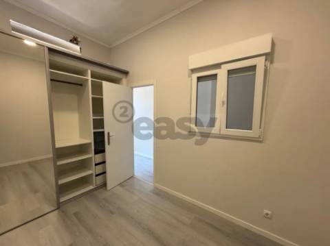 Loja transformada em Apartamento T1 em Belas