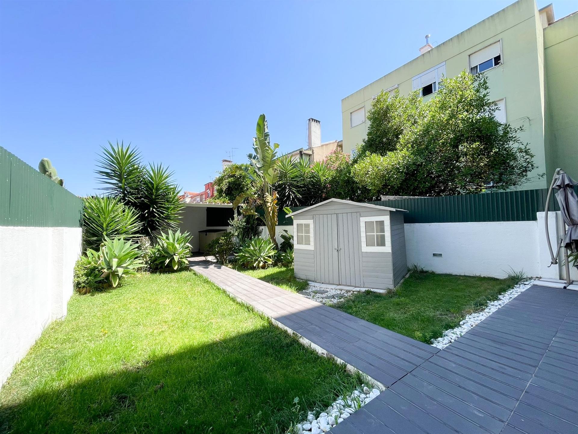 T2 remodelado com jardim de 93m² a 10 minutos a pé do comboio