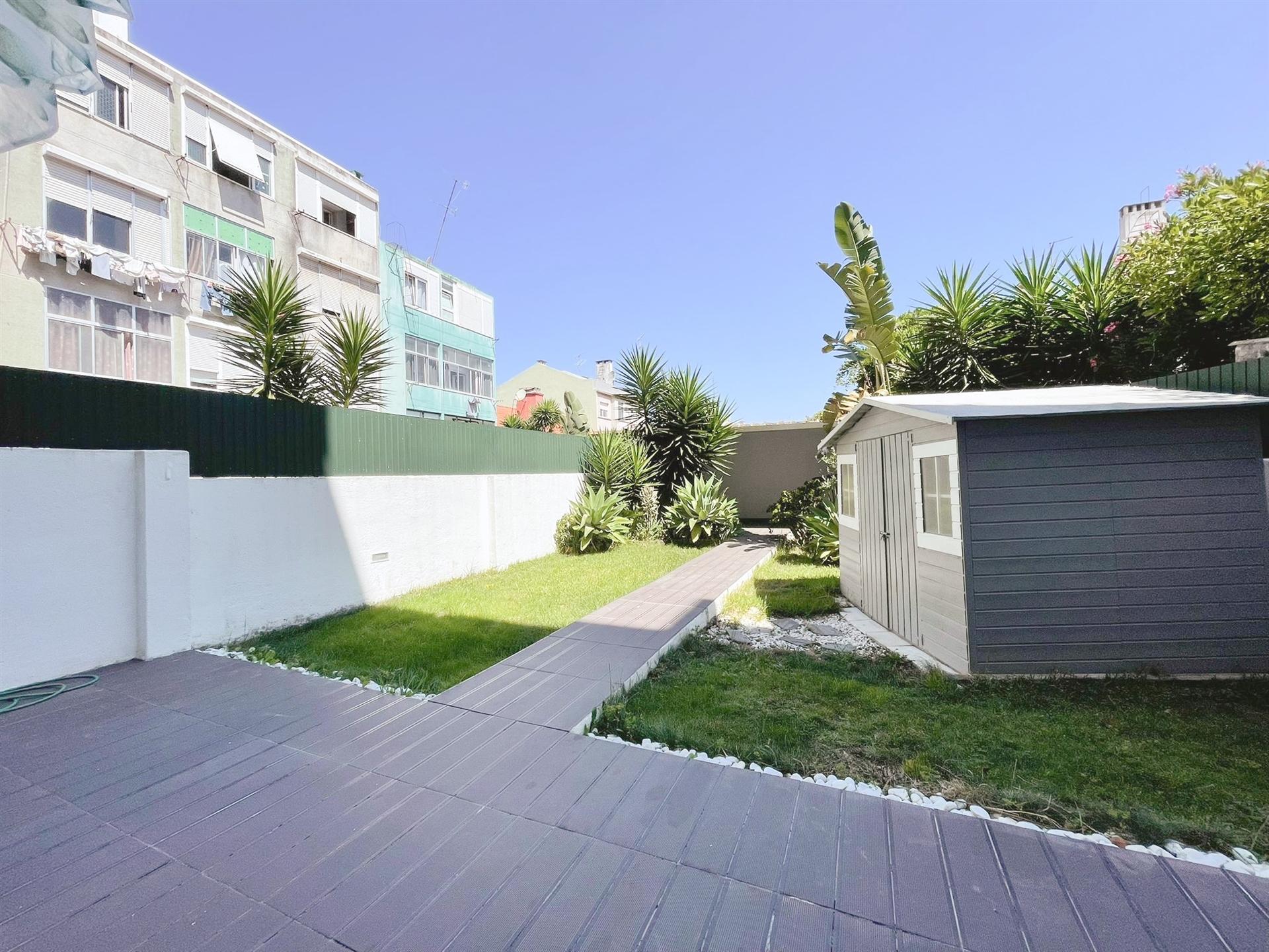 T2 remodelado com jardim de 93m² a 10 minutos a pé do comboio