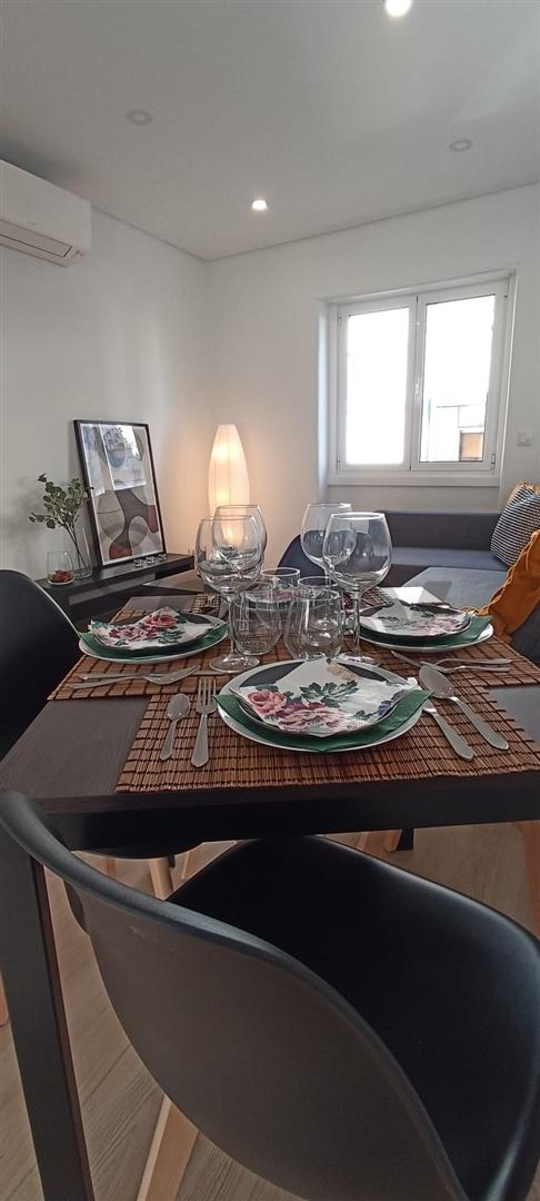Apartamento T3 Renovado com Garagem – Benfica, Lisboa
