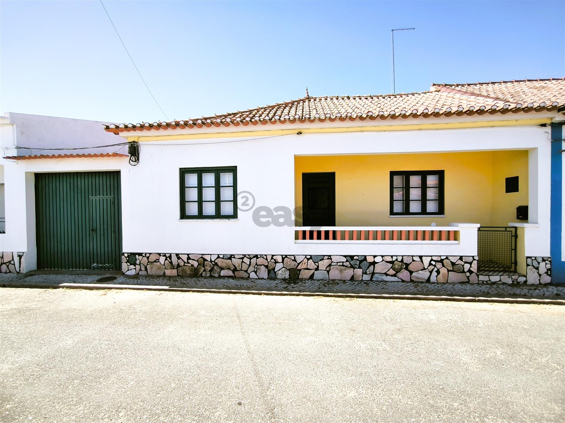 Moradia térrea T3 com garagem, quintal e terraço em Alvalade, Santiago do Cacém