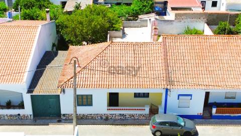 Moradia térrea T3 com garagem, quintal e terraço em Alvalade, Santiago do Cacém