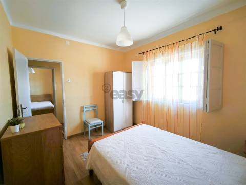 Moradia térrea T3 com garagem, quintal e terraço em Alvalade, Santiago do Cacém