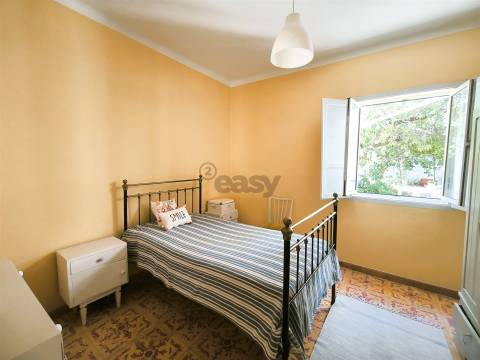 Moradia térrea T3 com garagem, quintal e terraço em Alvalade, Santiago do Cacém