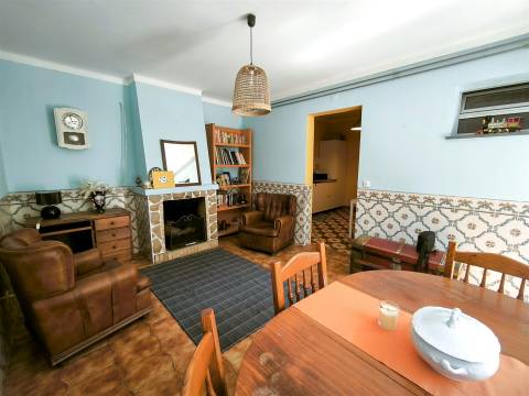 Moradia térrea T3 com garagem, quintal e terraço em Alvalade, Santiago do Cacém