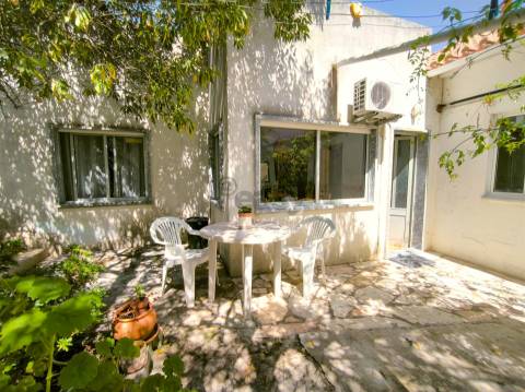 Moradia térrea T3 com garagem, quintal e terraço em Alvalade, Santiago do Cacém