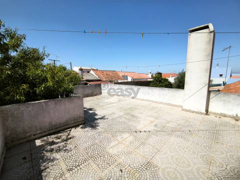 Moradia térrea T3 com garagem, quintal e terraço em Alvalade, Santiago do Cacém