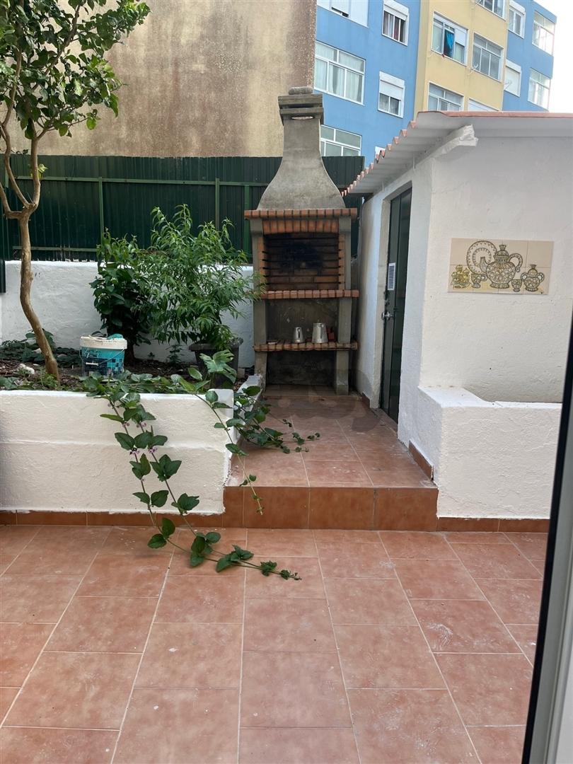 Apartamento Remodelado com Logradouro à Venda na Amadora