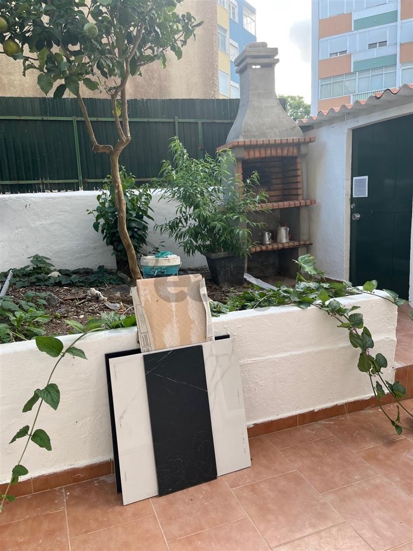 Apartamento Remodelado com Logradouro à Venda na Amadora