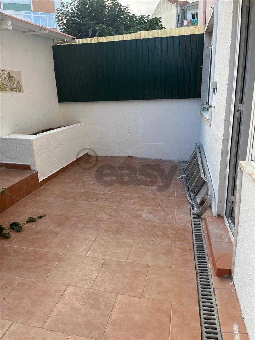 Apartamento Remodelado com Logradouro à Venda na Amadora
