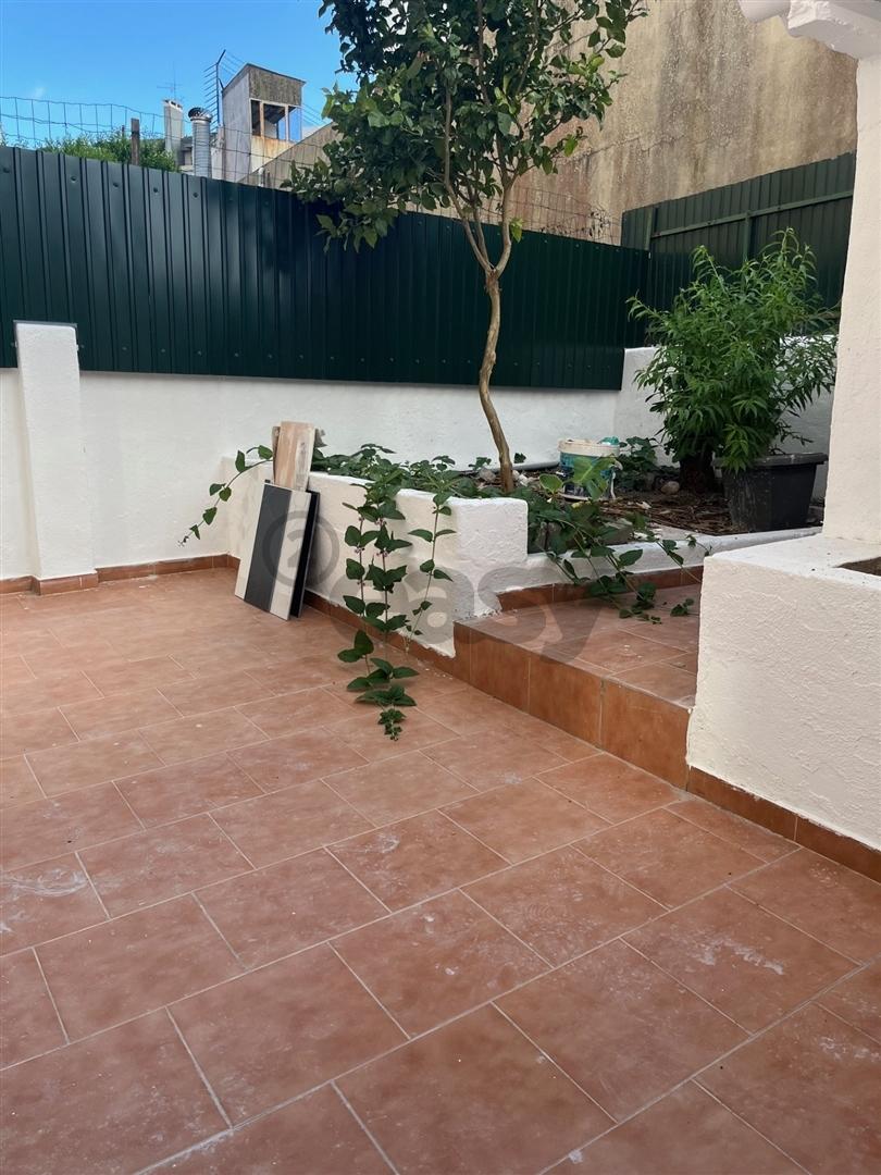 Apartamento Remodelado com Logradouro à Venda na Amadora