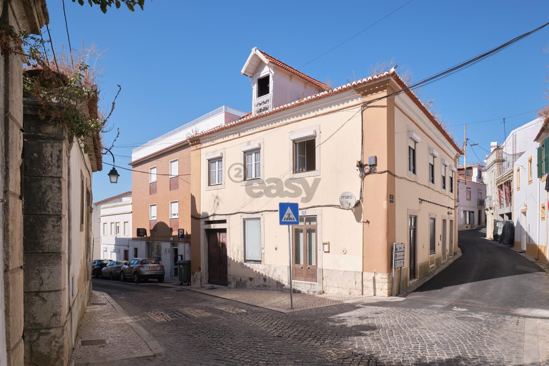 Prédio em Banda c/ 2 Apartamentos + 2 Lojas, Arruda dos Vinhos