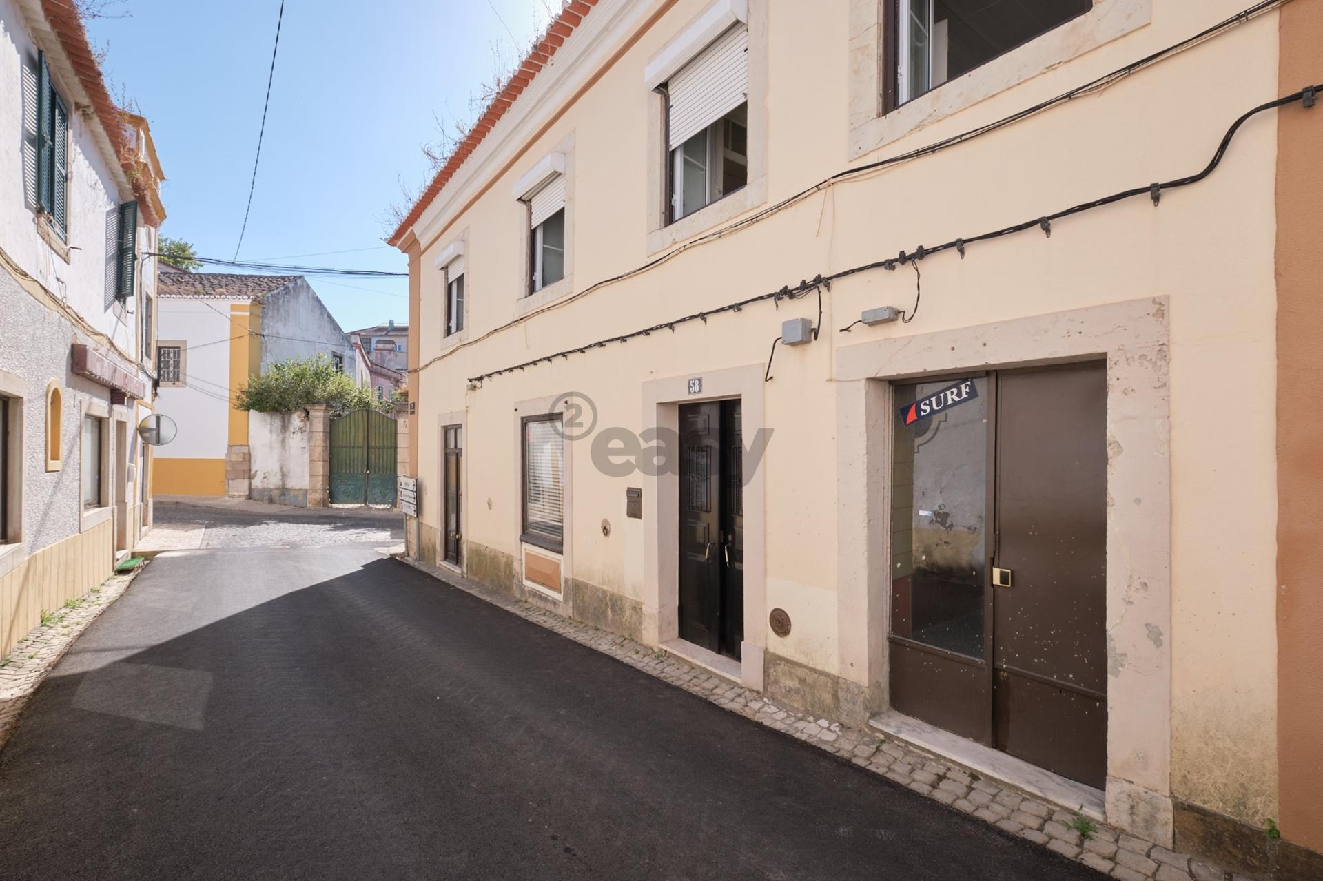 Prédio em Banda c/ 2 Apartamentos + 2 Lojas, Arruda dos Vinhos