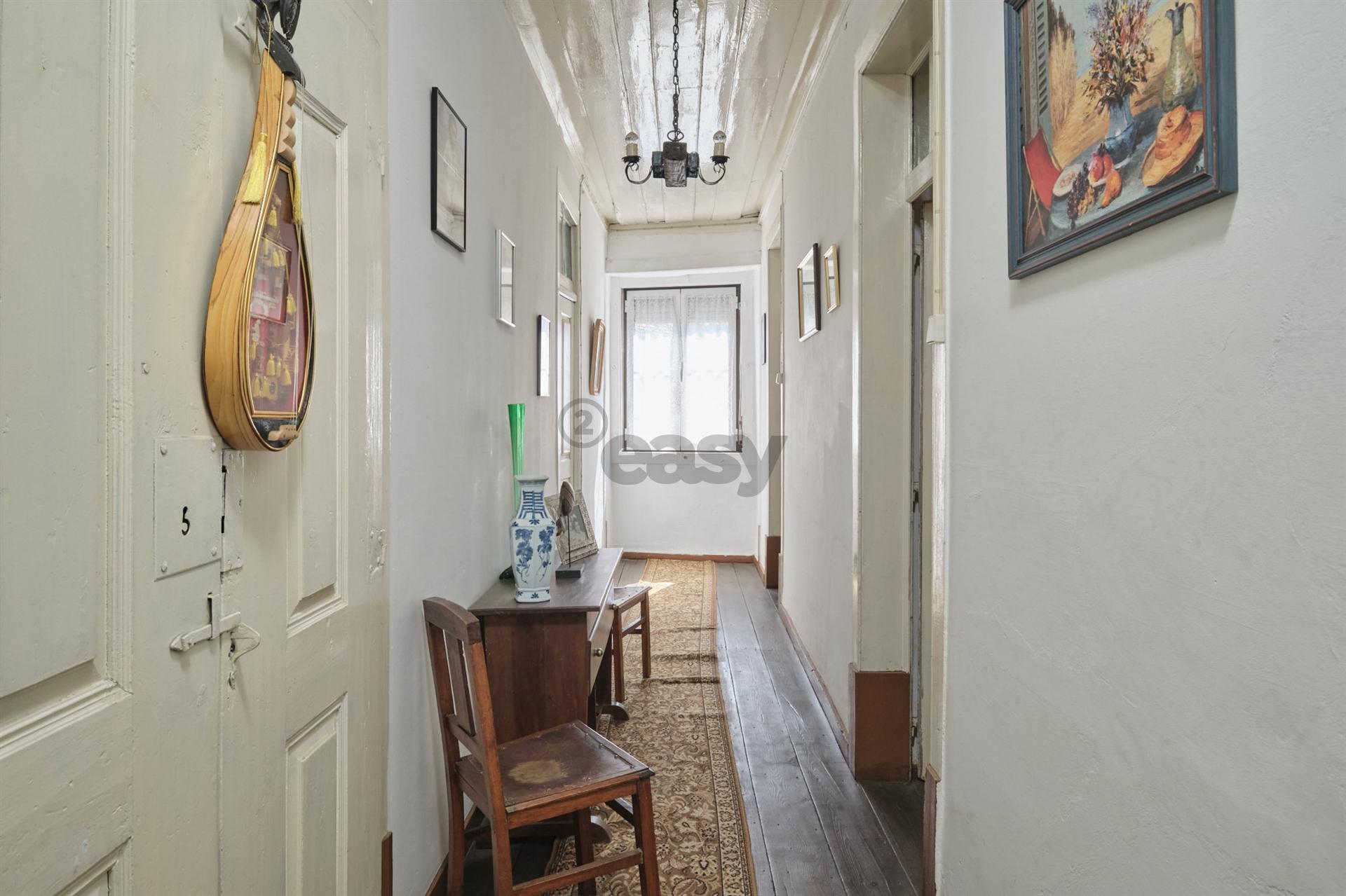 Prédio em Banda c/ 2 Apartamentos + 2 Lojas, Arruda dos Vinhos
