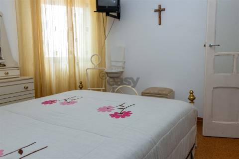 Moradia T4 em Brinches com garagem, quintal e terraço