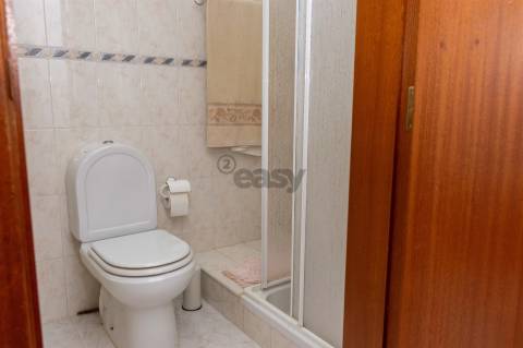 Moradia T4 em Brinches com garagem, quintal e terraço