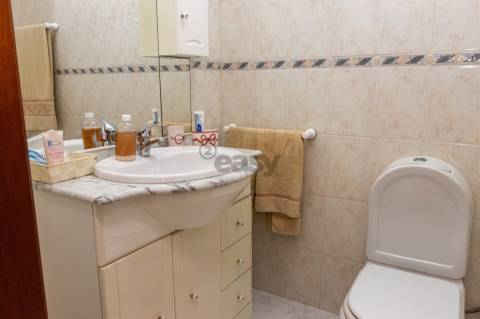 Moradia T4 em Brinches com garagem, quintal e terraço