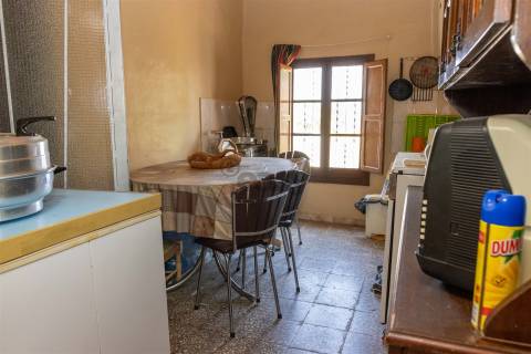 Moradia T4 em Brinches com garagem, quintal e terraço