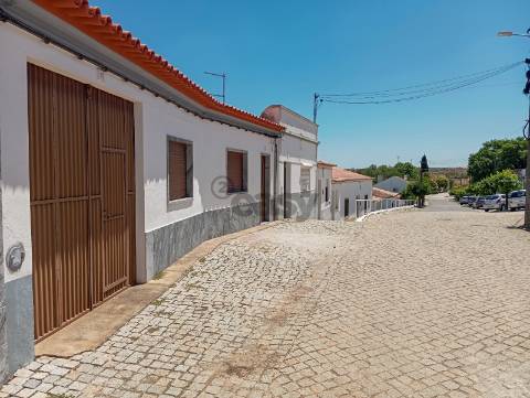 Moradia T4 em Brinches com garagem, quintal e terraço