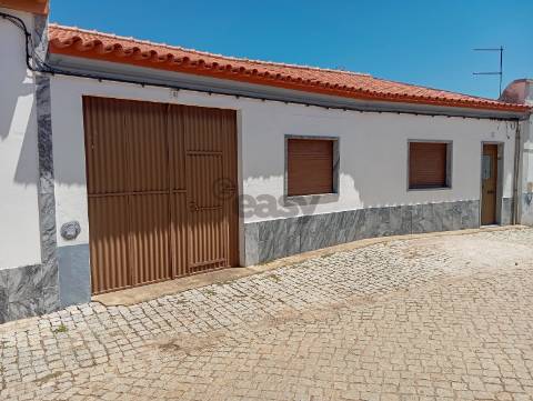 Moradia T4 em Brinches com garagem, quintal e terraço