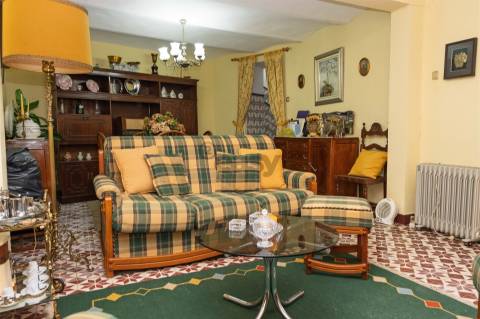 Moradia T4 em Brinches com garagem, quintal e terraço