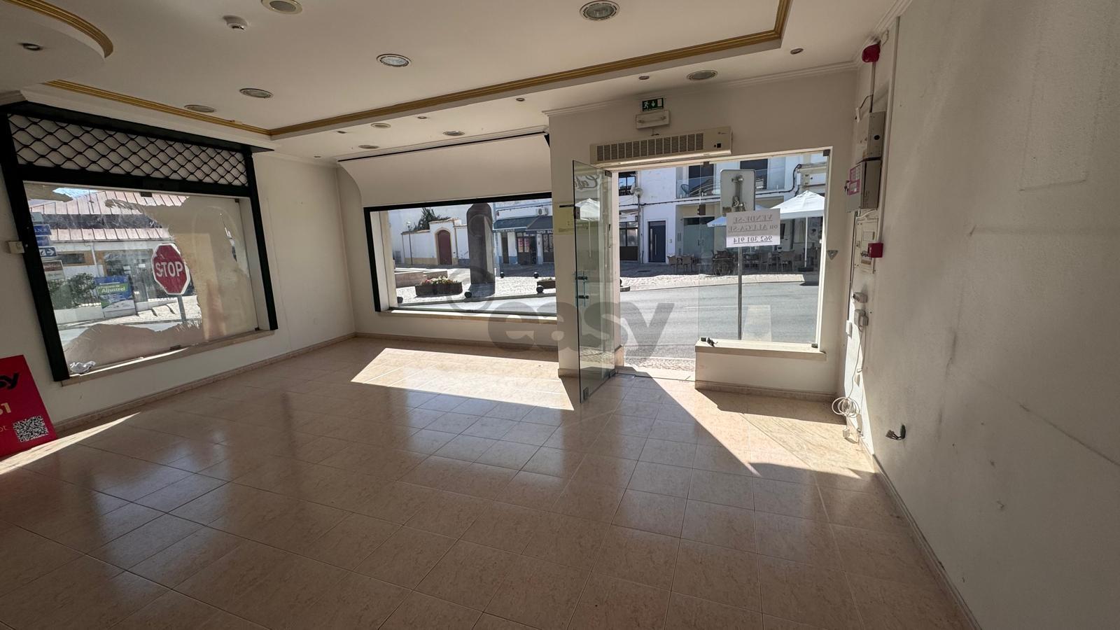 Loja 57m2 com casa-de-banho, despensa e sala privada, Aljustrel
