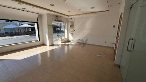 Loja 57m2 com casa-de-banho, despensa e sala privada, Aljustrel