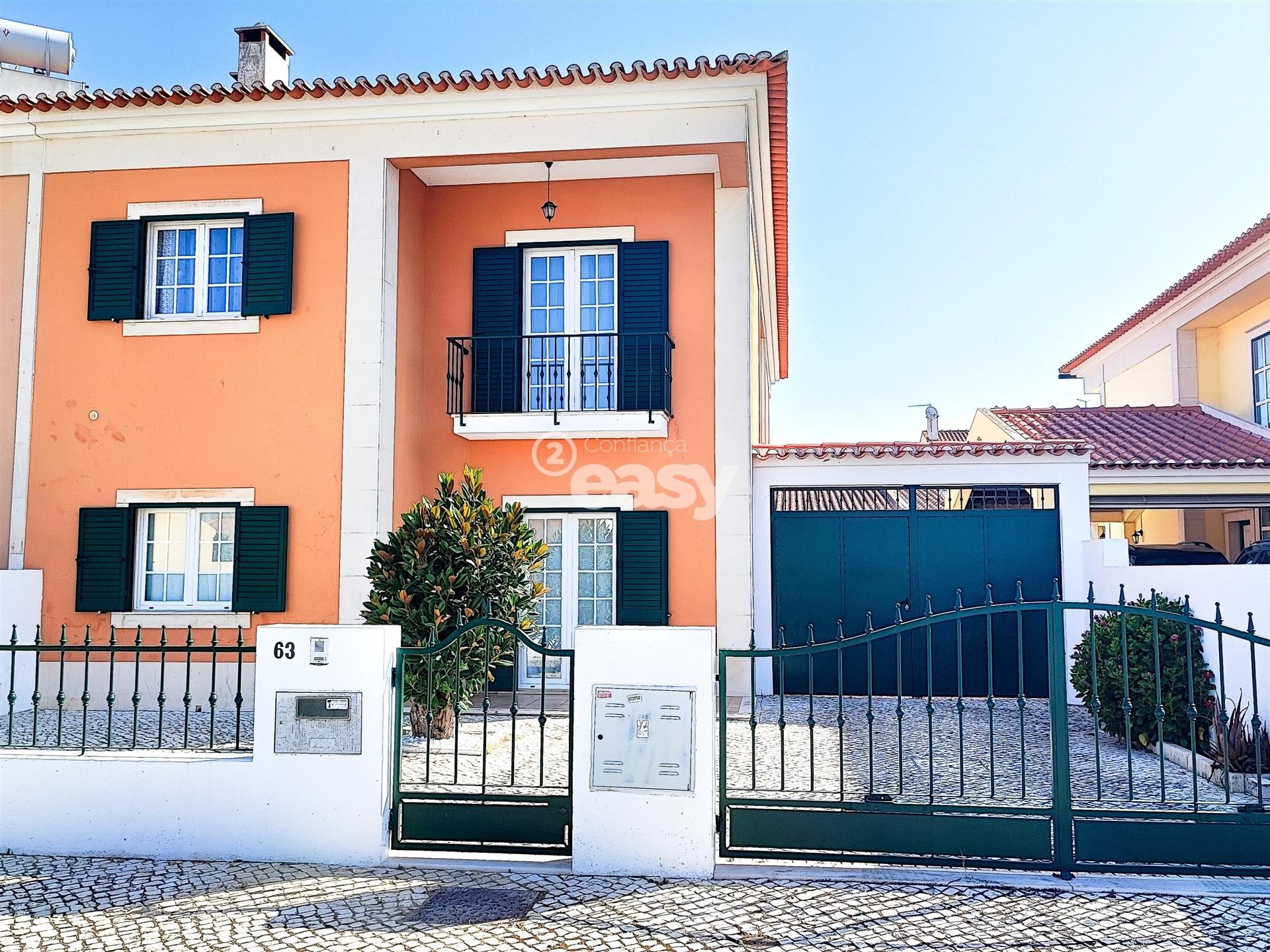 Moradia T5 à Venda em Almeirim – Espaço, Conforto e Funcionalidade!
