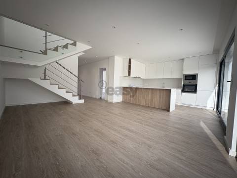 Moradia T4  a 2 Minutos da Praia Azul