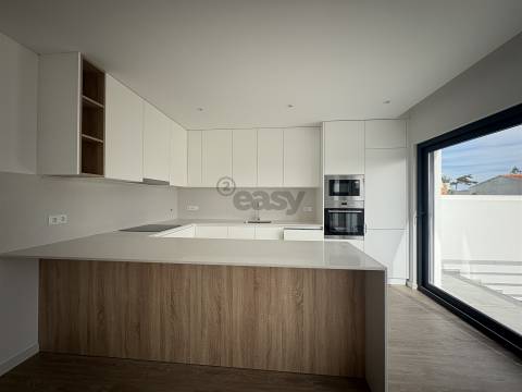 Moradia T4  a 2 Minutos da Praia Azul