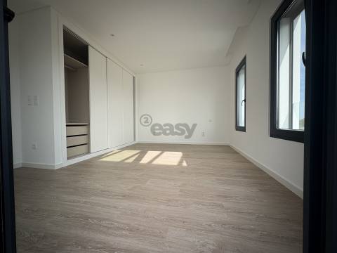 Moradia T4  a 2 Minutos da Praia Azul