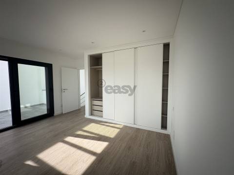 Moradia T4  a 2 Minutos da Praia Azul