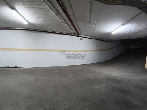 Garagem subterrânea de 34,15 m² no centro do Montijo