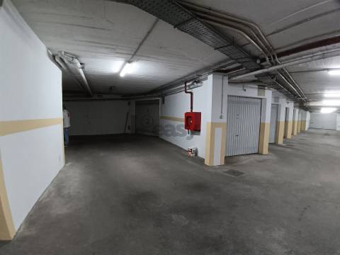 Garagem subterrânea de 34,15 m² no centro do Montijo