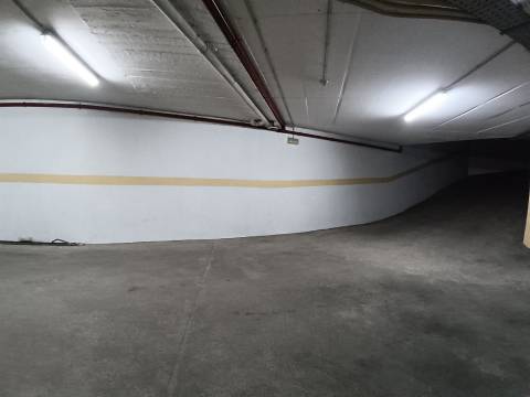 Garagem subterrânea de 34,15 m² no centro do Montijo